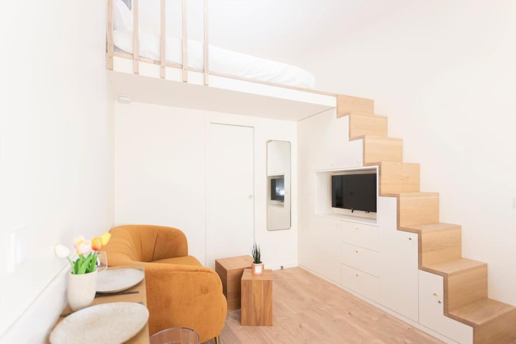 Beautiful In Small House Near Eiffel Tower Parigi