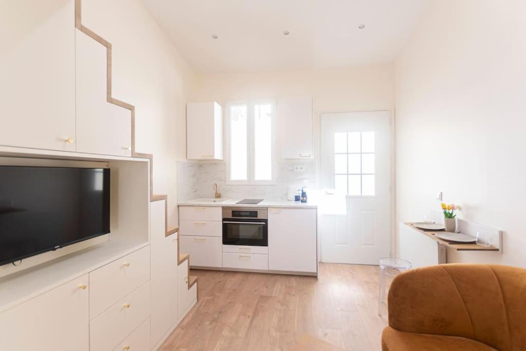Beautiful In Small House Near Eiffel Tower *