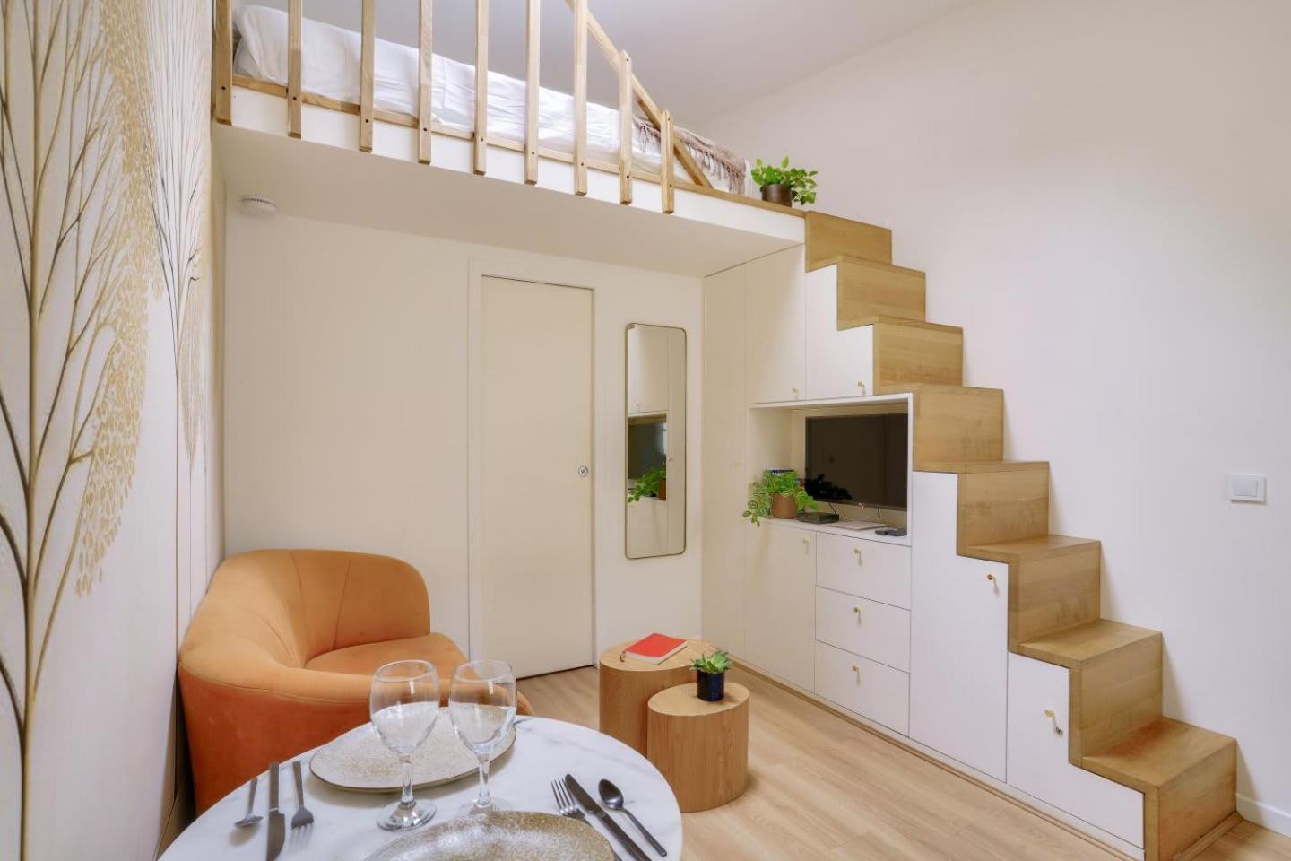 Beautiful In Small House Near Eiffel Tower *